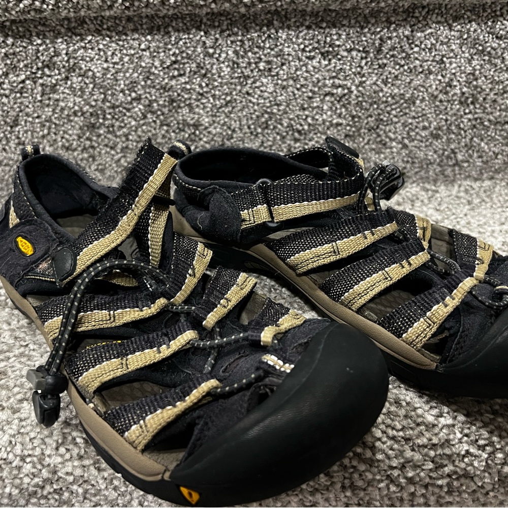 Boys Keen Sandals - black & tan
